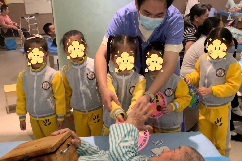 跨代共融敬老·爱满重阳传情——我院融合幼儿园幼儿与康复长者共度温情重阳